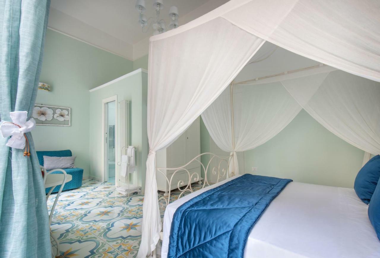 ナポリ Regina Elena Bed & Breakfast エクステリア 写真