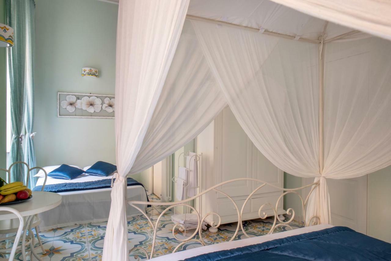 ナポリ Regina Elena Bed & Breakfast エクステリア 写真