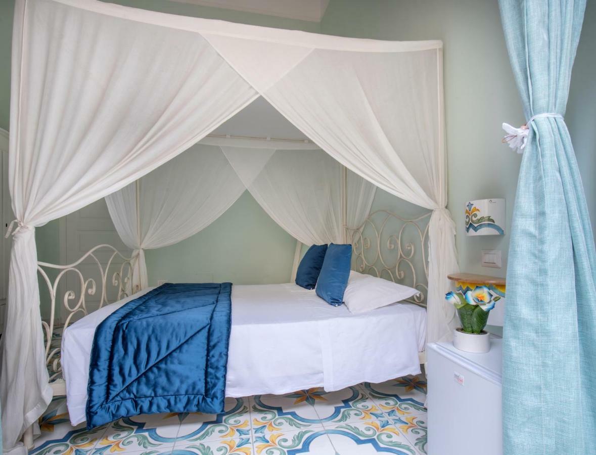 ナポリ Regina Elena Bed & Breakfast エクステリア 写真