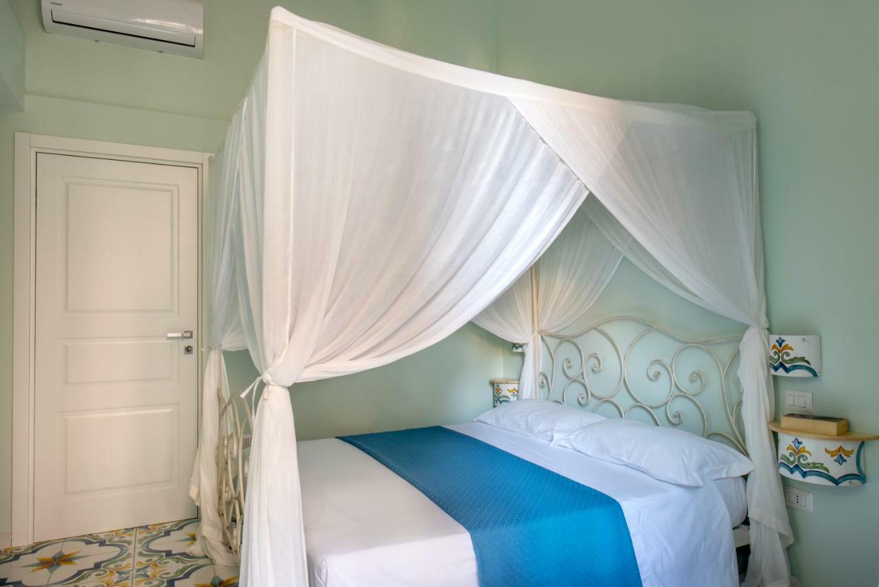 ナポリ Regina Elena Bed & Breakfast エクステリア 写真